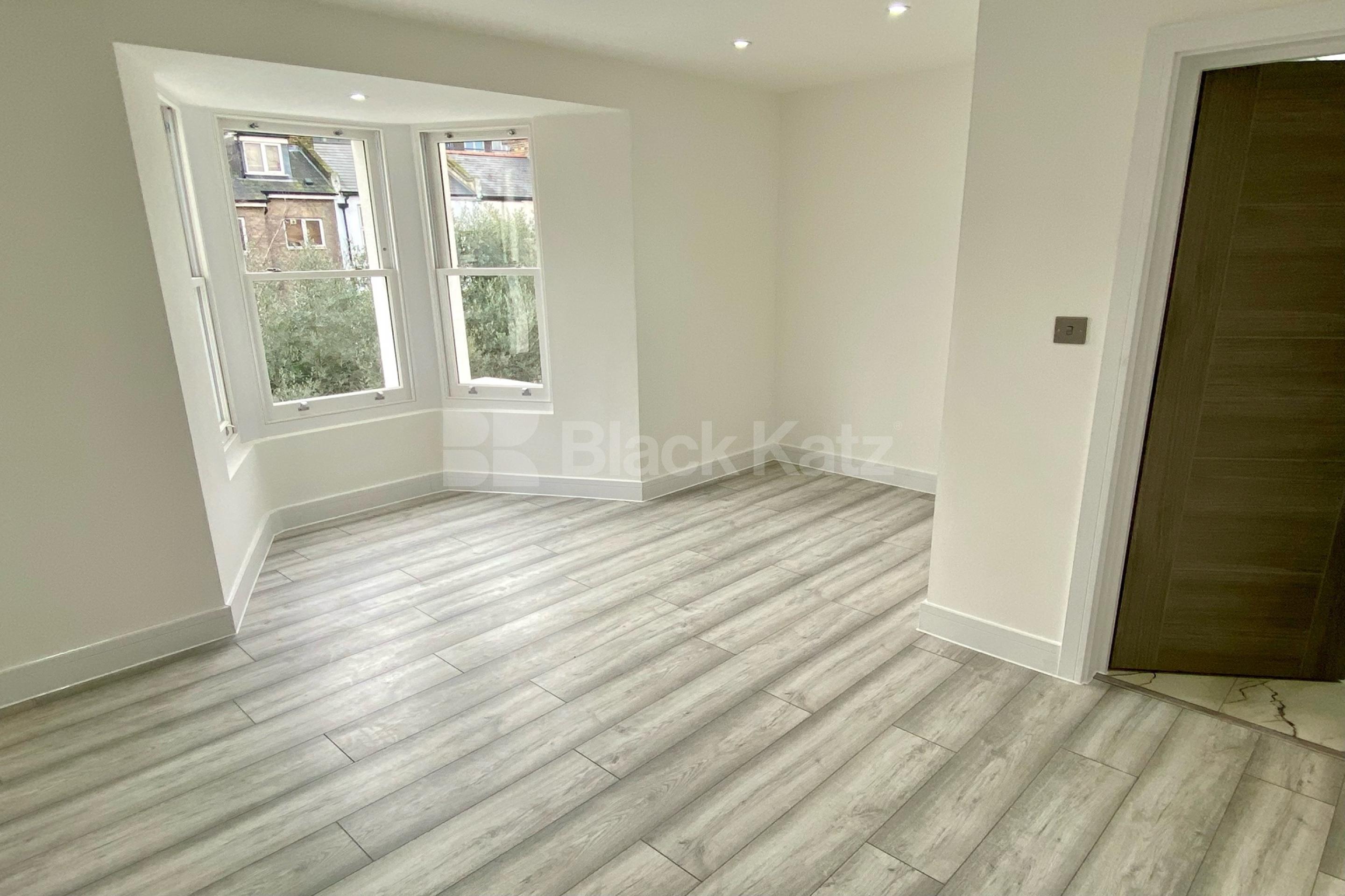 Bright studio, newly refurbished studio apartment with roof terrace. Old Kent Road, Bermondsey / Elephant and Castle SE1